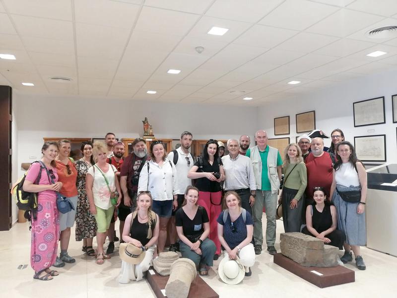 Foto de grupo en el museo de la EIMIA del grupo polaco acompañados por el profesor Mansilla