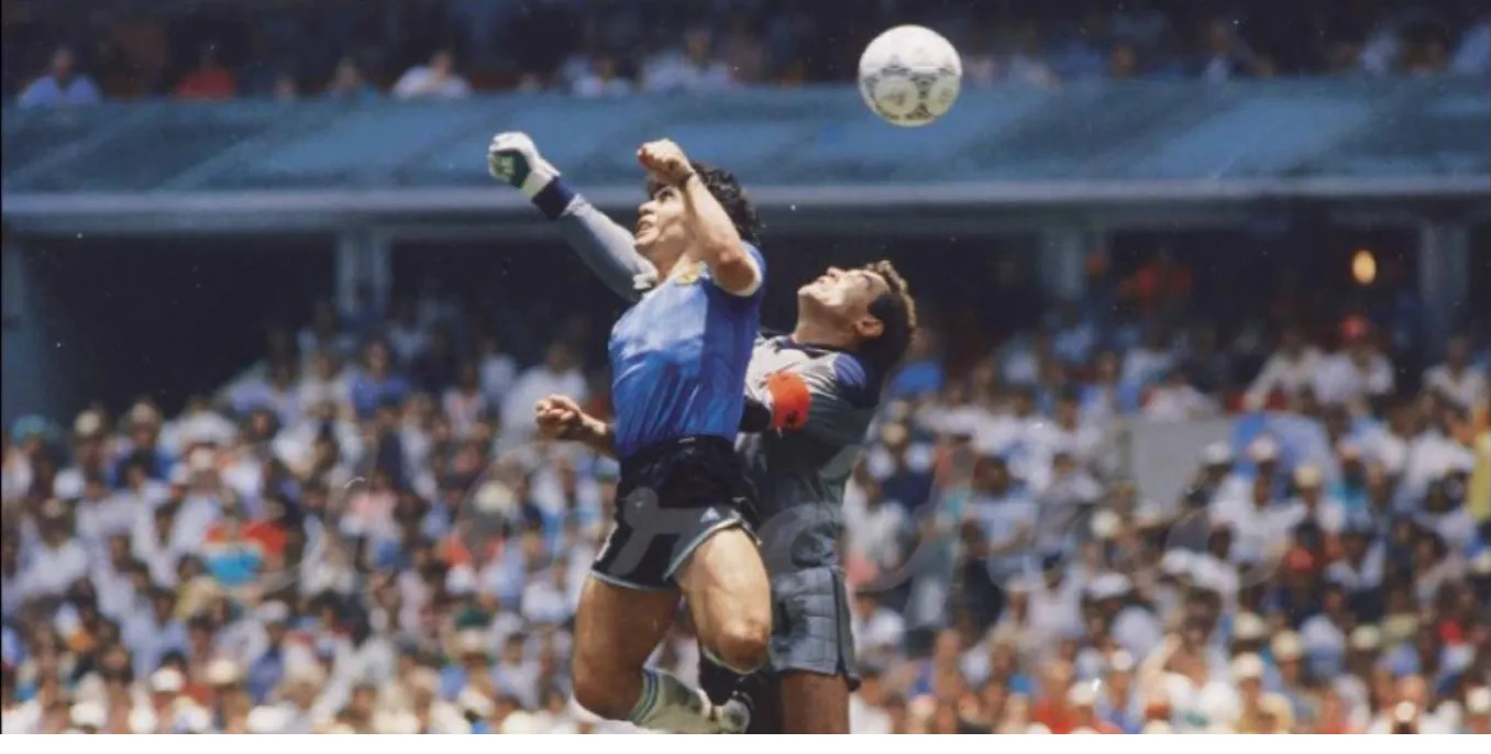 Maradona disputando con defensa un balón