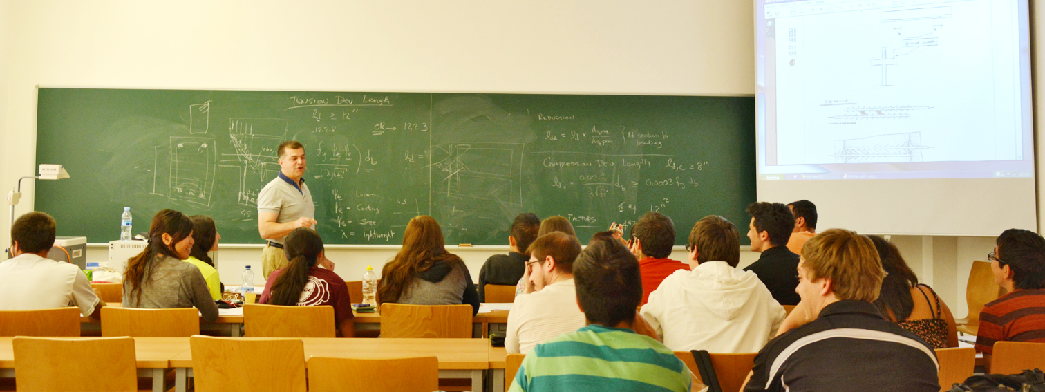 Profesor dando clase en aula