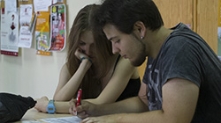 Estudiantes colaborando