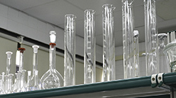 Matraces en estanterías