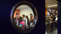 Estudiantes en el aula de automatrícula