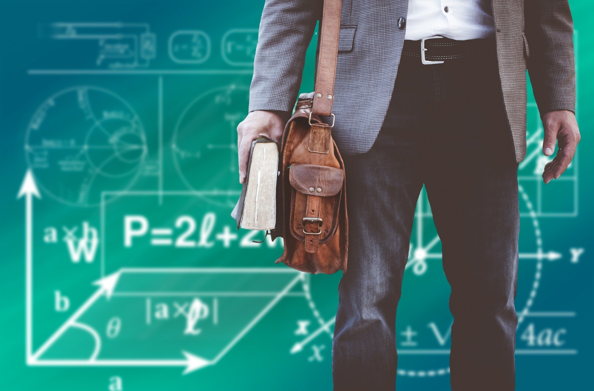 Estudiante con cartera delante de pizarra.