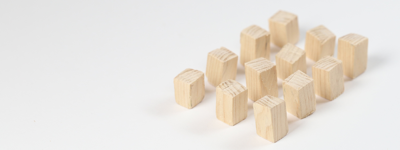 Figura con doce cubos de madera