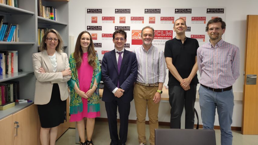 Emilio con el tribunal de su tesis y sus directores tras la defensa