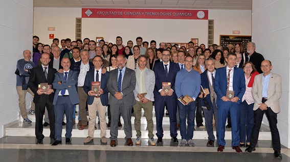 The graduates of the first graduating class of Chemical Engineering at the UCLM, speakers at the 'DIQ Fridays' cycle of lectures