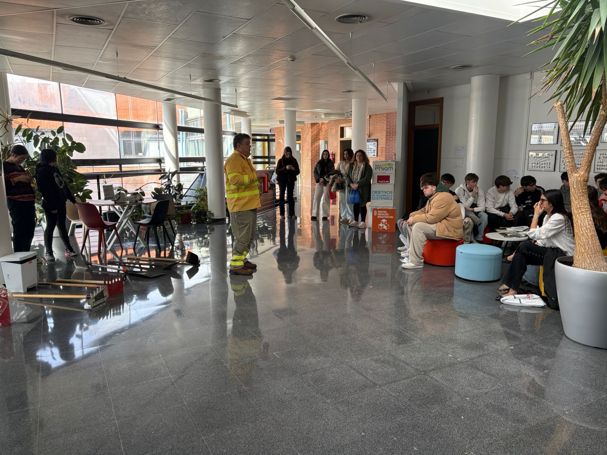 200 estudiantes de Secundaria visitan la ETSIAMB