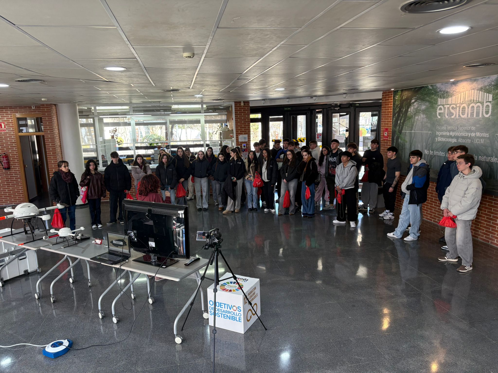 200 estudiantes de Secundaria visitan la ETSIAMB
