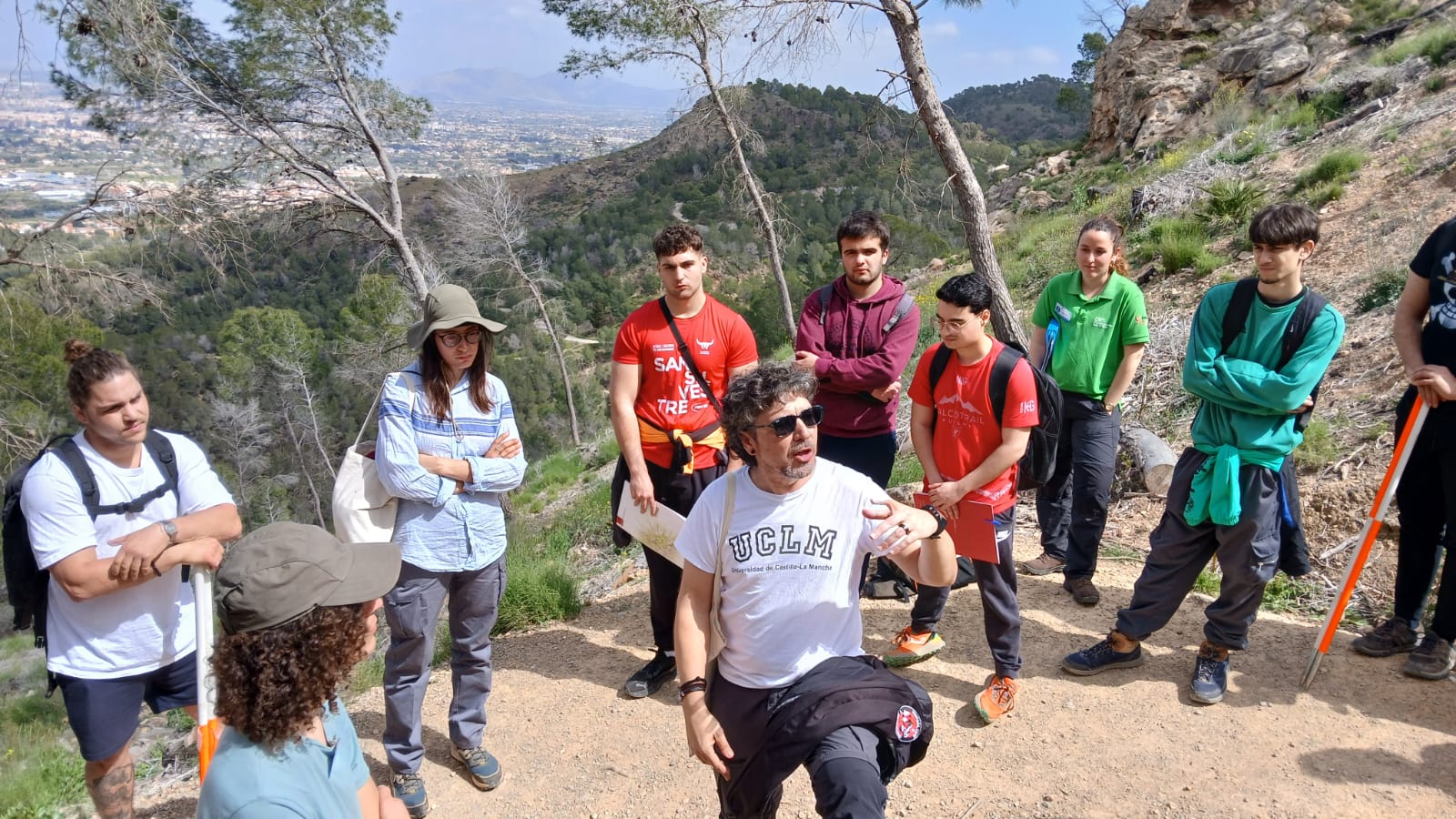Daniel Moya, con estudiantes de FP Forestal de Moratalla. Marzo, 2026.