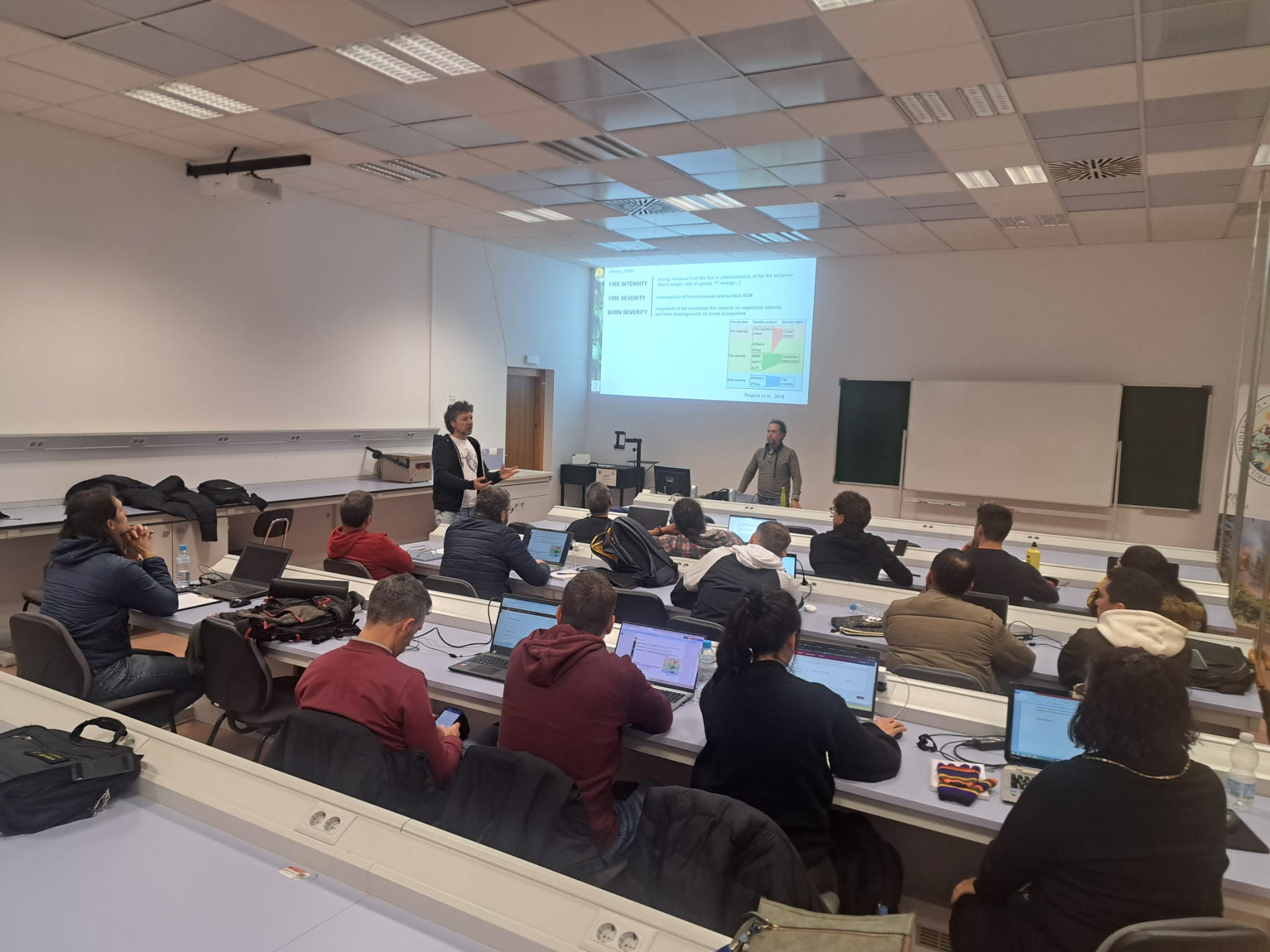 Jorge De Las Heras y Daniel Moya en la impartición del Taller de Fundamentos de Piroecología: Piroecología y Resiliencia en Paisajes Forestales
