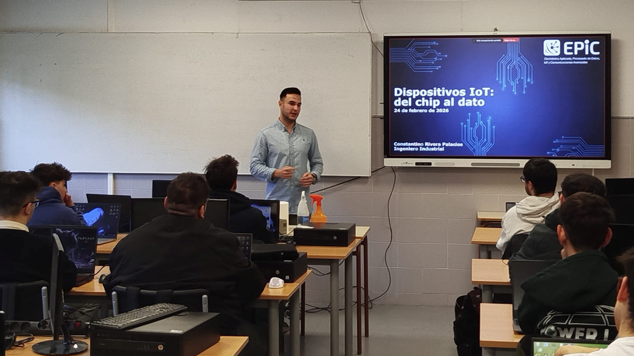 D. Constantino Rivera imparte un taller teórico-práctico sobre fundamentos y programación de tecnologías IoT en el IES Leonardo Da Vinci de Albacete