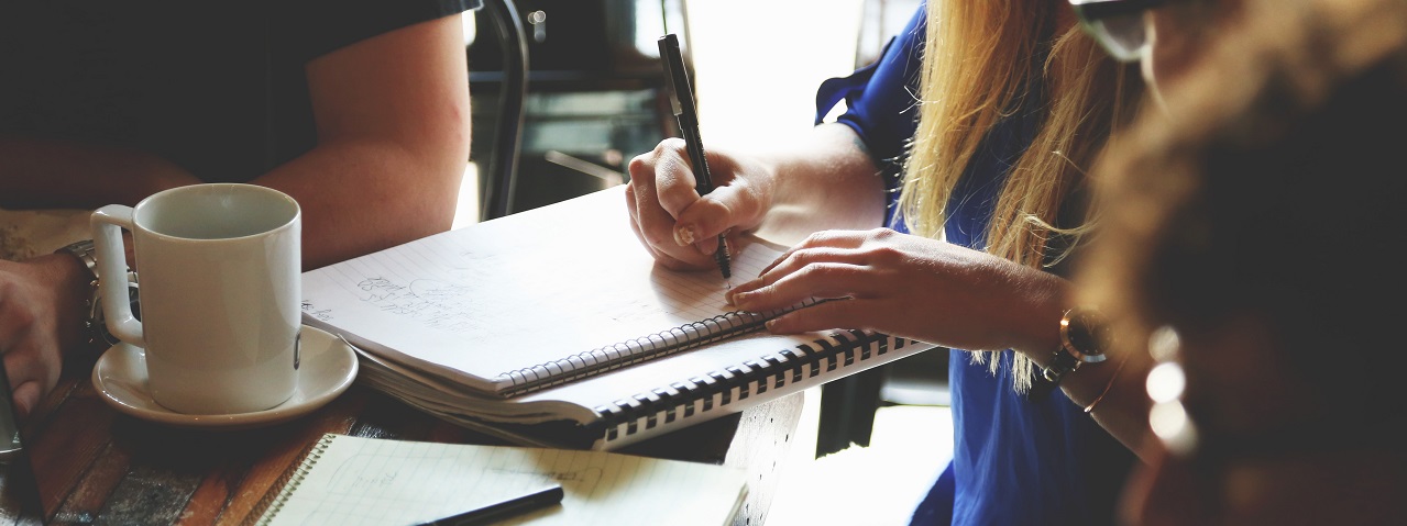 Tomando notas sobre un cuaderno