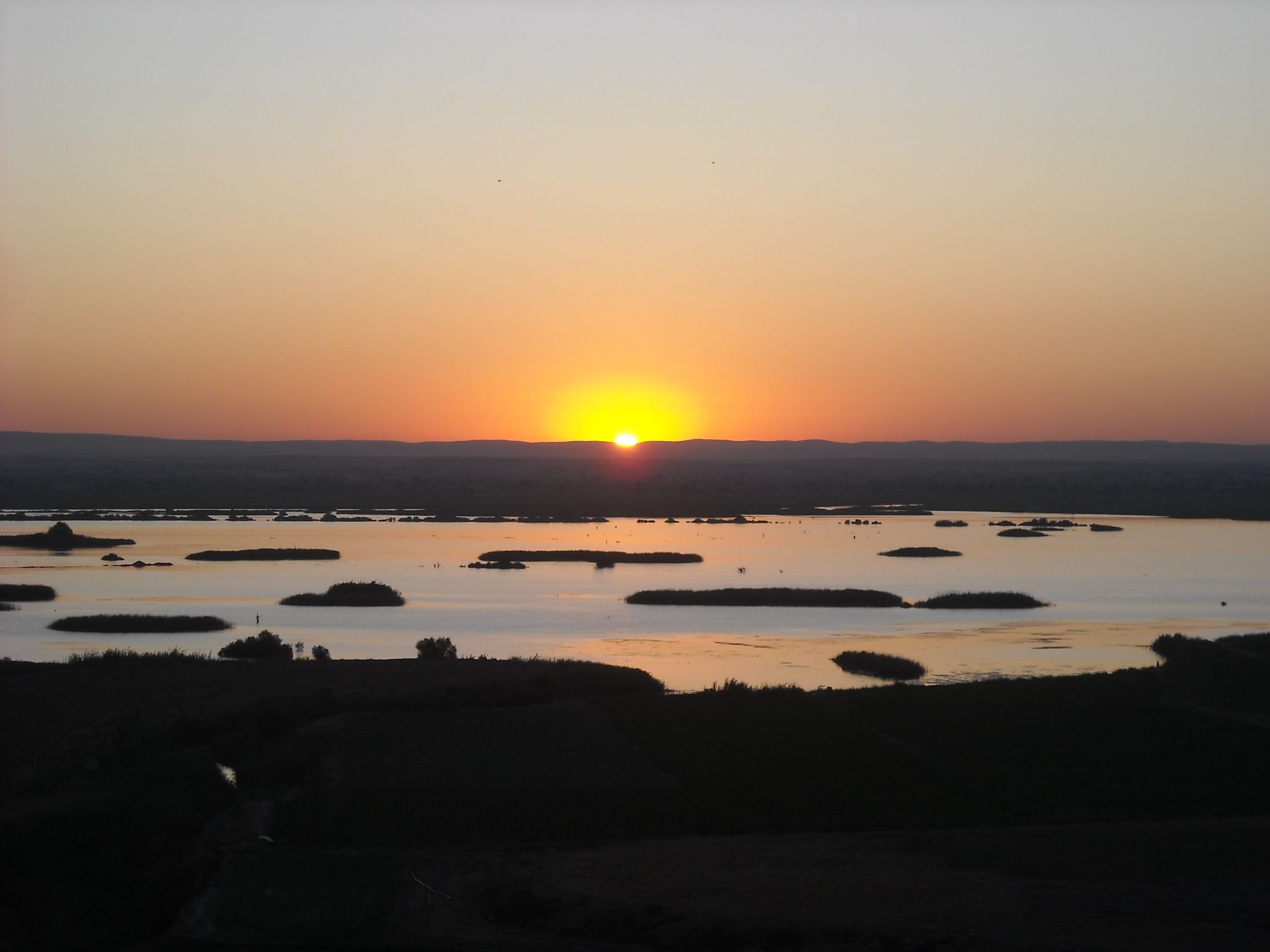 Amanecer sobre laguna en Siria