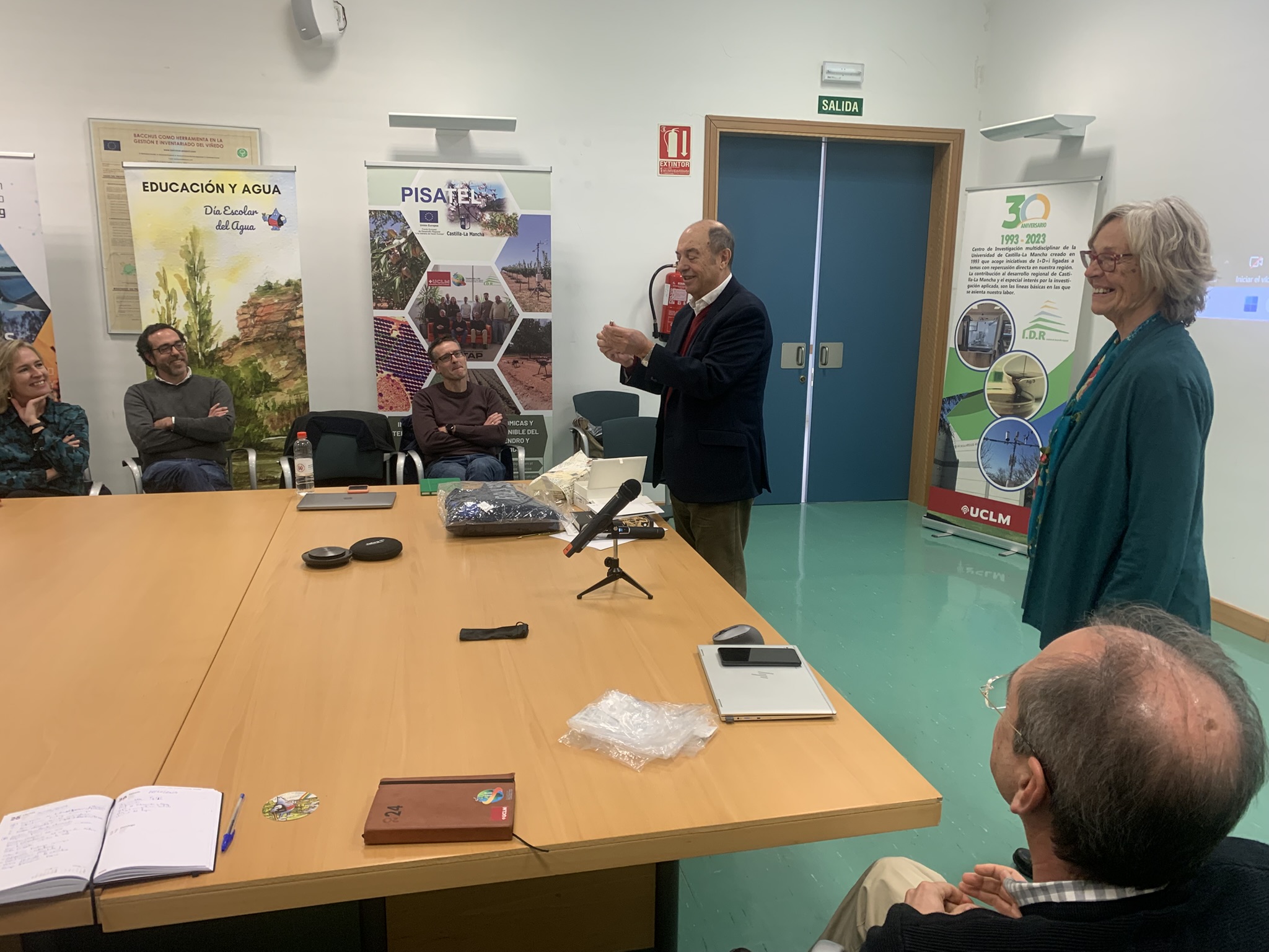 Dr. Calera recibiendo homenaje de la Dra. Anna Ossan