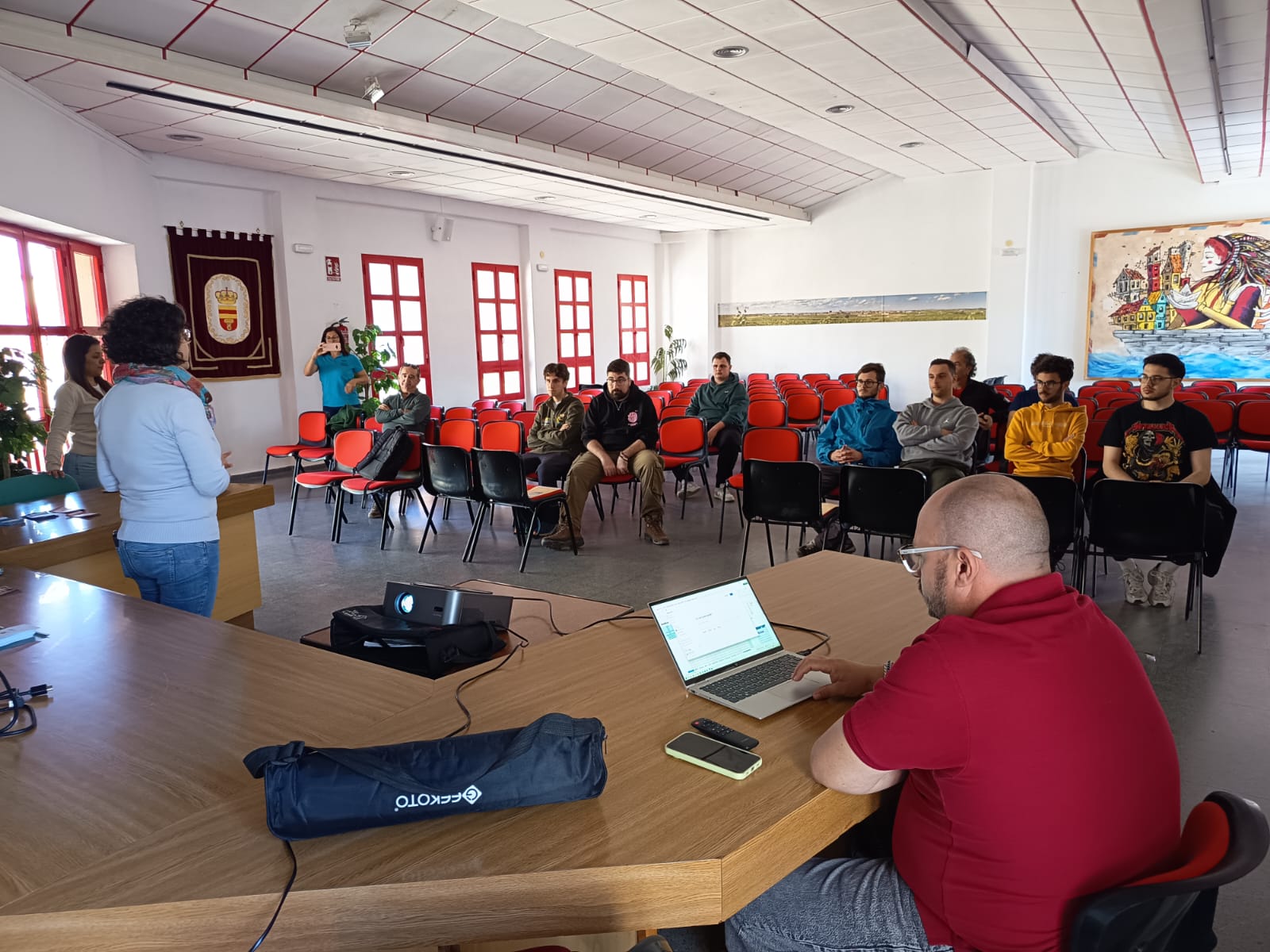 Los profesores Joan Miquel Galve Romero y Elena López Bernabé orientan la dinámica participativa centrada en la gestión del agua en el acuífero de la Mancha Oriental