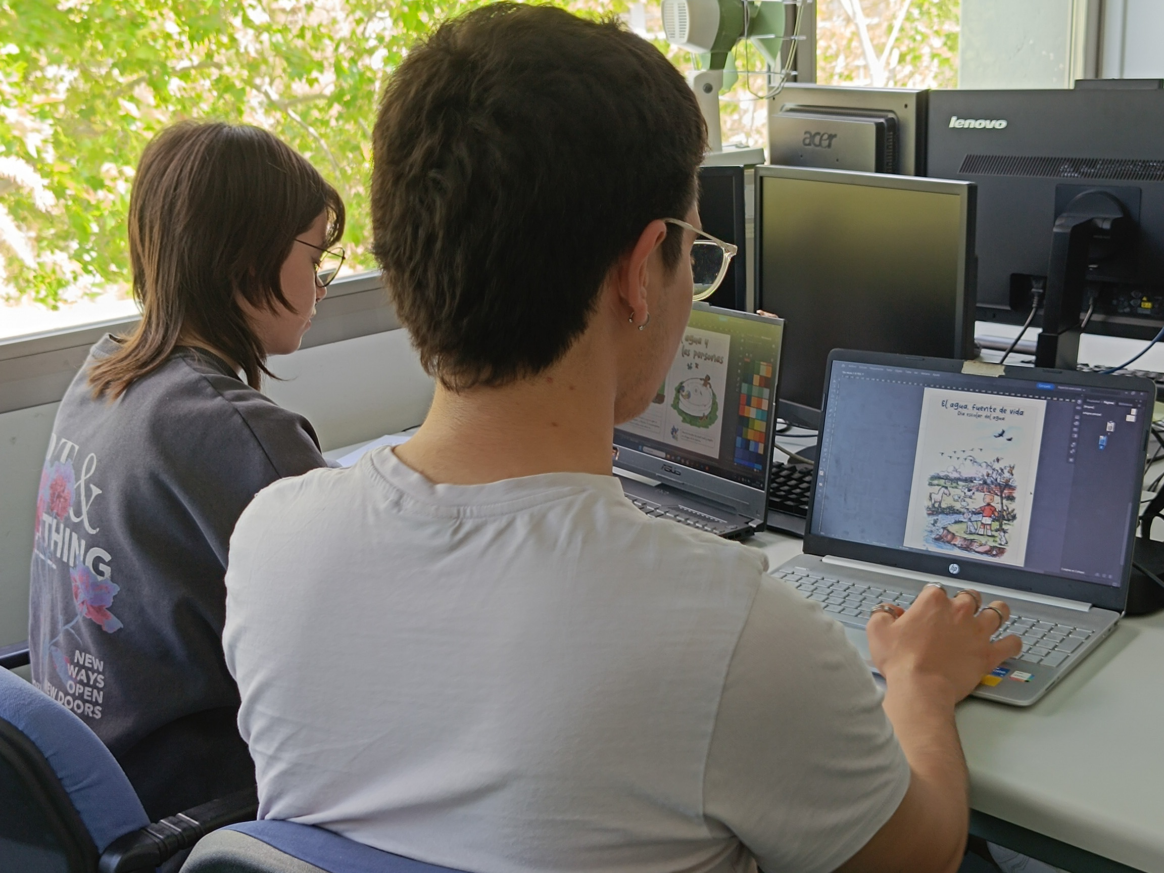 Sebastián Grijalba y Cristina González, estudiantes de Gráfica Impresa, de la Escuela de Artes de Albacete.