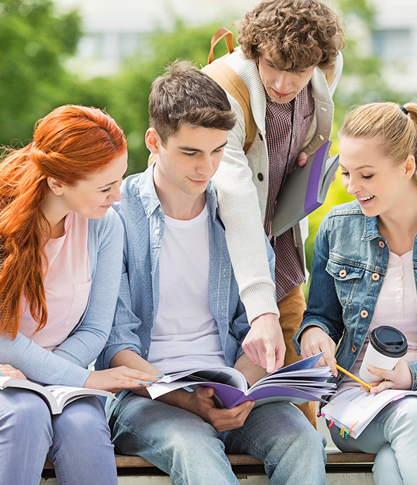 Estudiantes repasando varias dudas