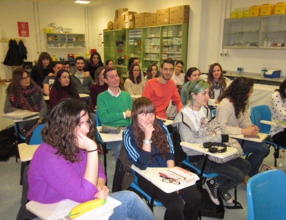 Foto de estudiantes en aula práctica