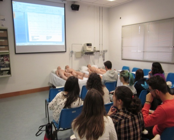 Foto de estudiantes en aula práctica