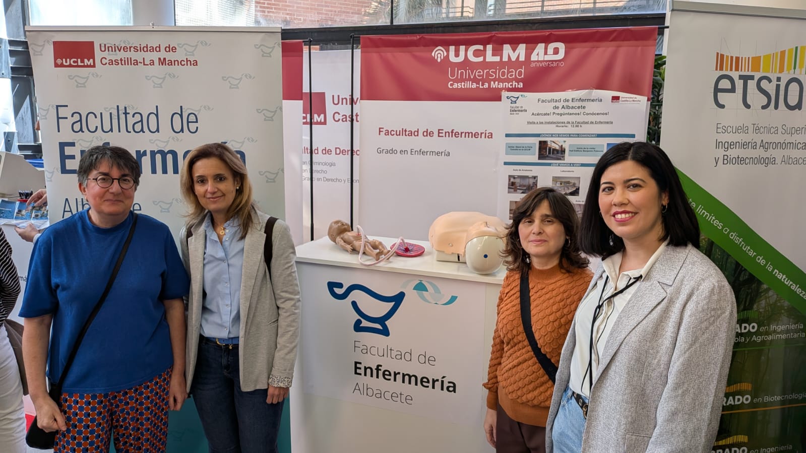 Jornada de Puertas abiertas 2026. Estand de la Facultad de Enfermería de Albacete. De izquierda a derecha: Raquel Bartolomé, Marta Carolina Ruiz, Sandra Cebada y Ana Ballesta.