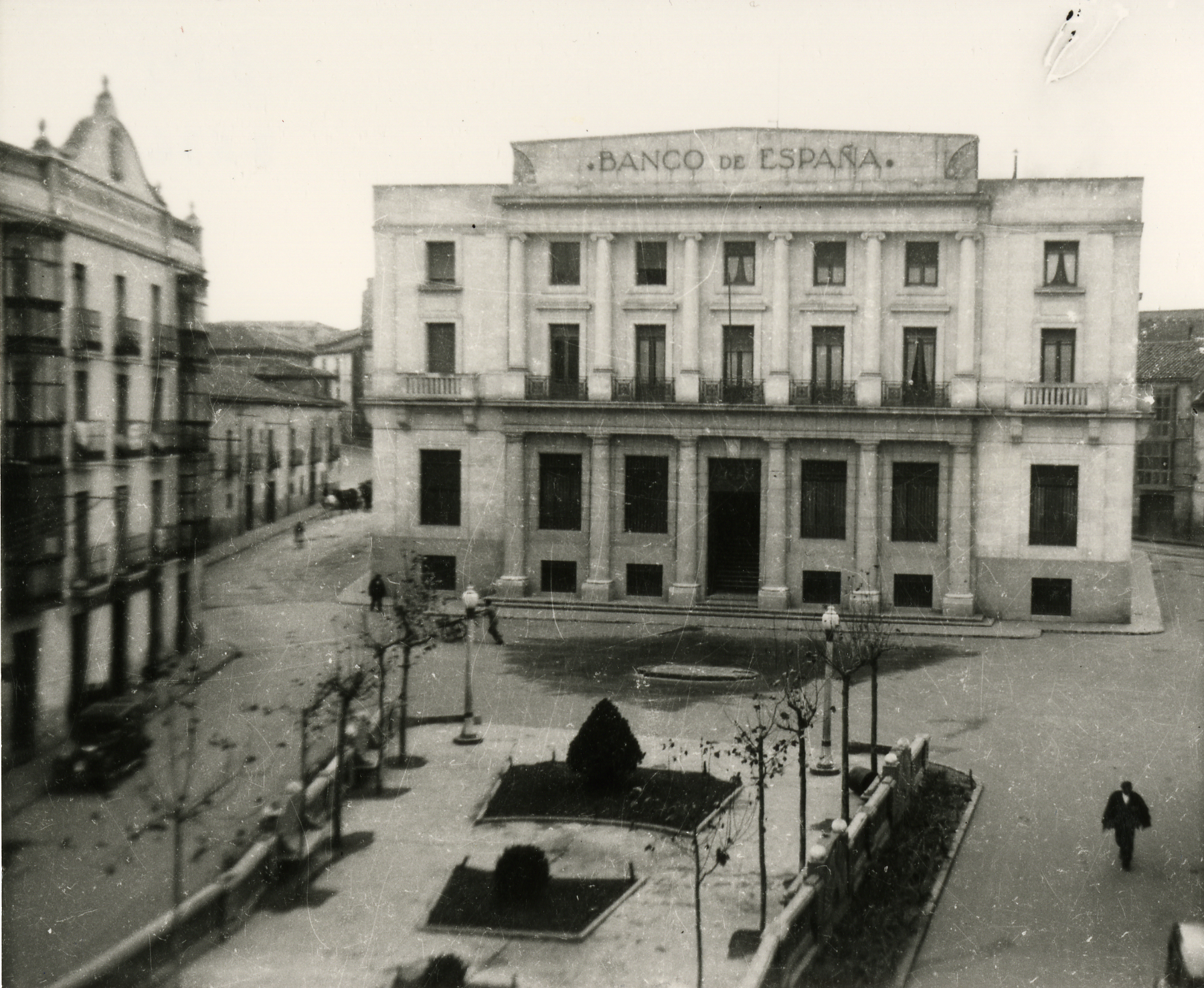 Plaza de San Esteban, exterior del Banco de España. Fotografía de Amador Carrascosa, aprox. 1940. Archivo Histórico Provincial de Soria, signatura 3536