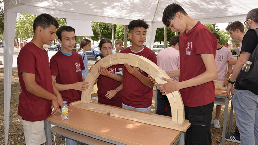 Estudiantes realizando prueba