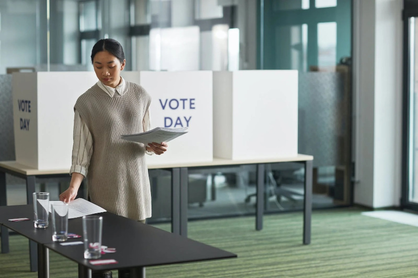 Preparando mesa de votación