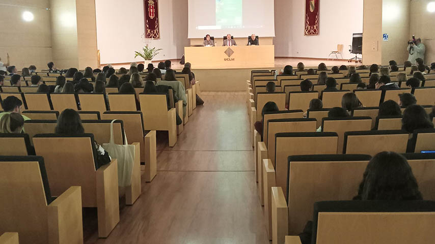 La UCLM reúne en Cuenca al escritor Joaquín Araújo, al profesor José Manuel Moreno y a la responsable de Greenpeace España para abordar el cambio climático