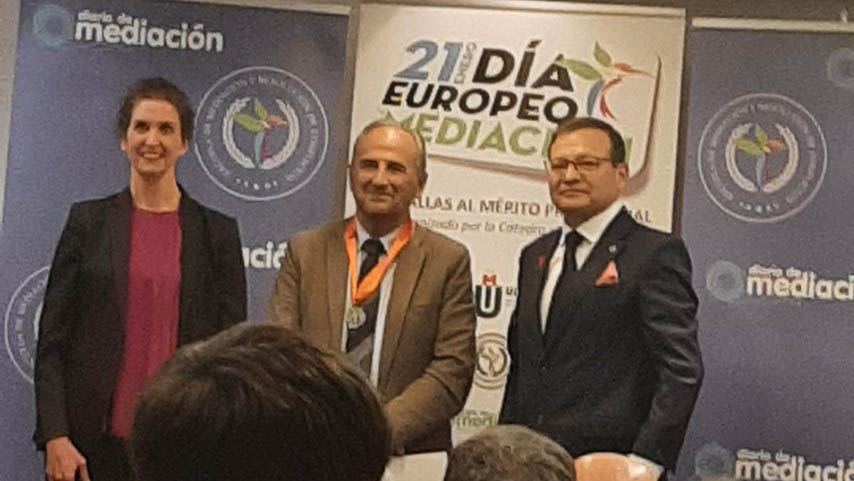 El profesor de la UCLM Juan Ramón de Páramo recibe la medalla al mérito profesional por su compromiso con la mediación