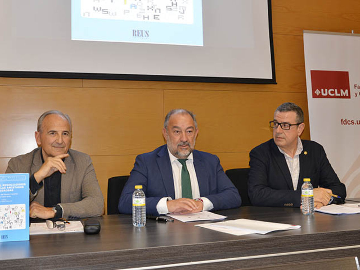 El profesor de la UCLM Juan Ramón de Páramo publica un libro que identifica los obstáculos más recurrentes en el proceso negociador