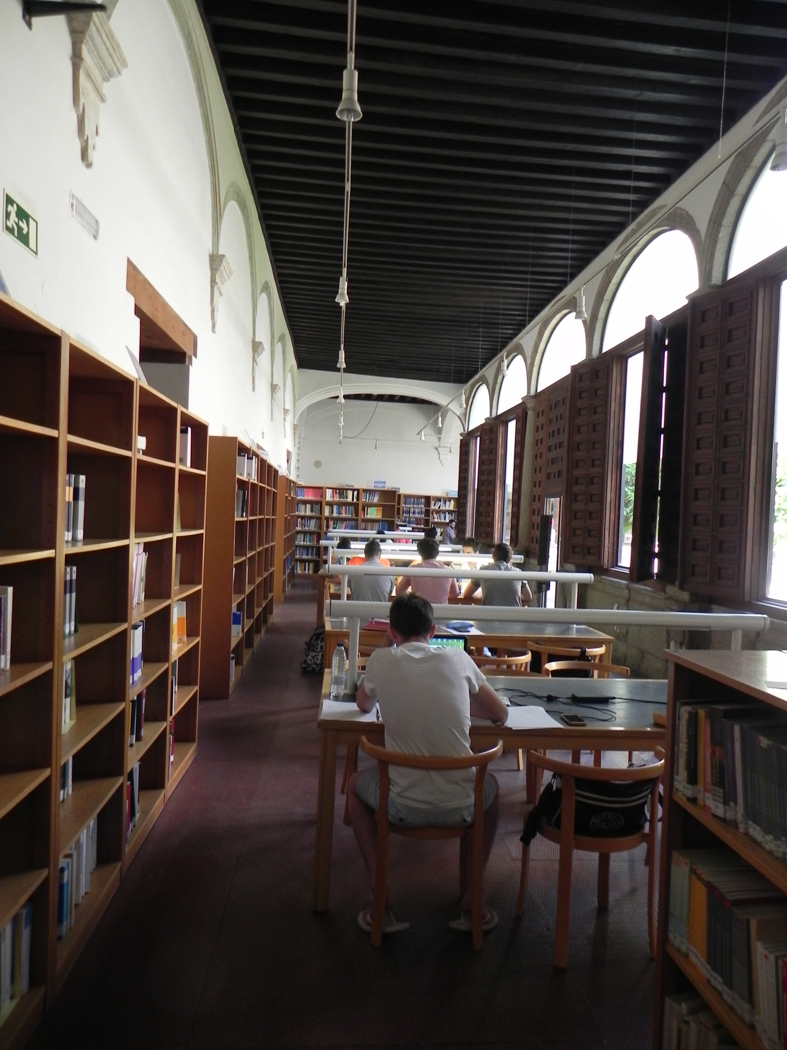 Foto biblioteca Facultad Ciencias Jurídicas y Sociales de Toledo