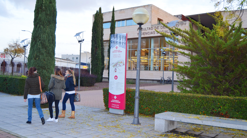 Exterior de la Facultad de Derecho y Ciencias Sociales de Ciudad Real