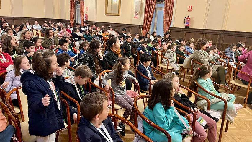 Escolares participantes en la entrega de premios