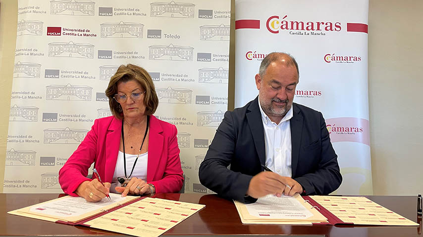 El rector, Julián Garde, y la presidenta del Consejo de Cámaras de CLM, María de los Ángeles Martínez Hurtado.