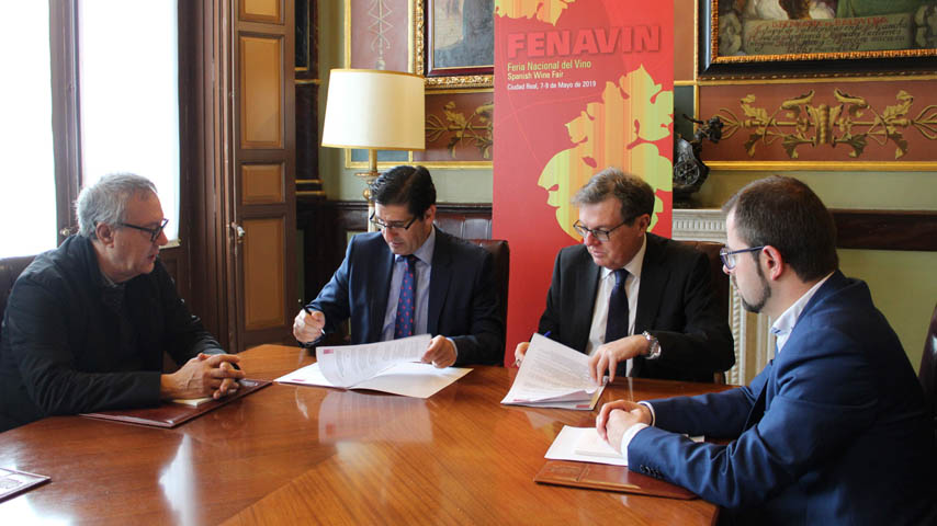 El presidente de la Diputación y el rector firman el convenio