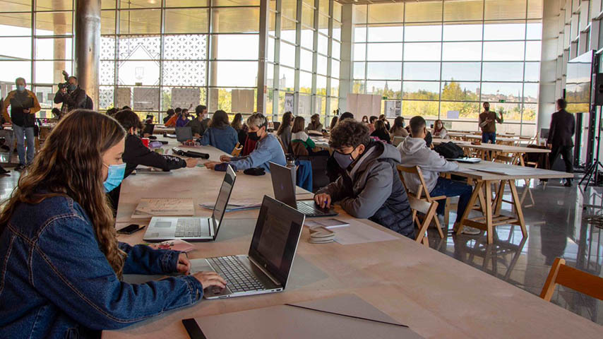 Un grupo de estudiantes teclean en sus portátiles