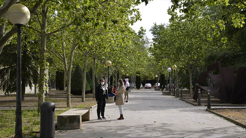 Unas estudiantes conversan en el Campus de Ciudad Real