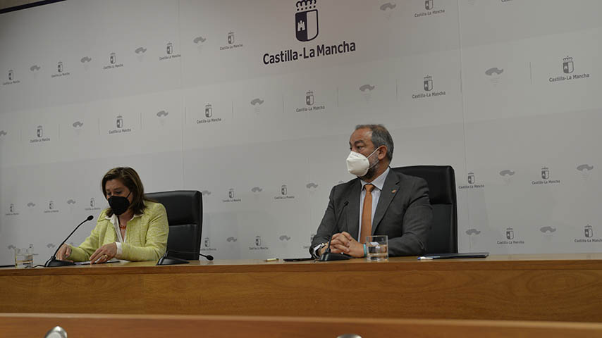 La consejera de Educación, Rosa Ana Rodríguez, y el rector de la UCLM, Julián Garde.