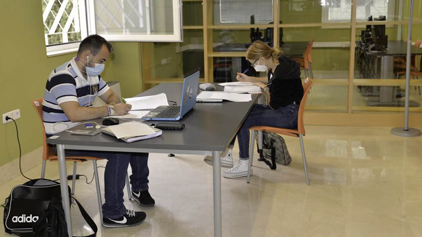Dos estudiantes, en la Biblioteca General de Ciudad Real