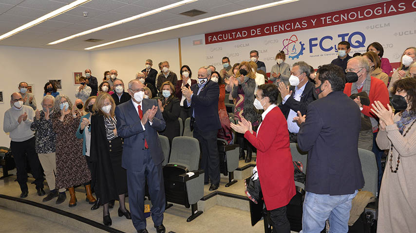 Homenaje de la Facultad de Ciencias y Tecnologías Químicas al profesor Ernesto Martínez Ataz.