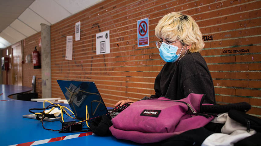 Una alumna con una mascarilla