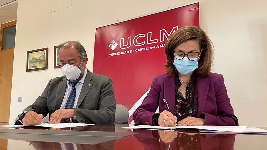 El rector de la UCLM y la presidenta del CERMI CLM.