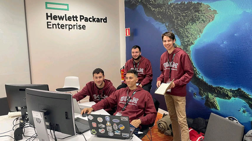 Equipo talaverano en la competición de programación de HPE.