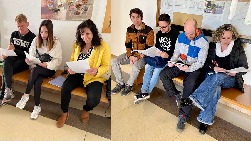 Estudiantes repasando antes de un examen