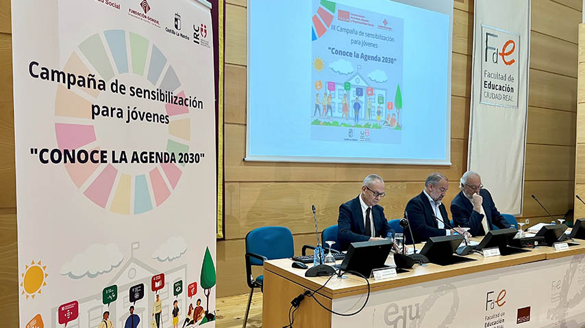 Mesa presidencial de la jornada, con Emilio Martínez, Julián Garde y Eliseo Cuadrao