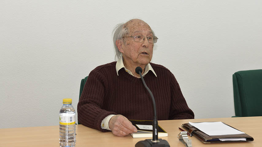 José Corredor Matheos, en el Aula de Poesía de la Facultad de Letras.
