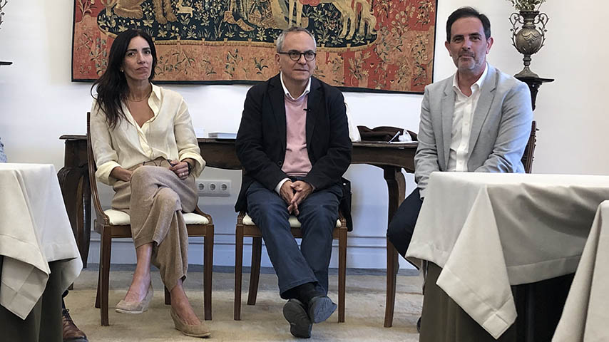 El escritor Pablo d'Ors, en el centro