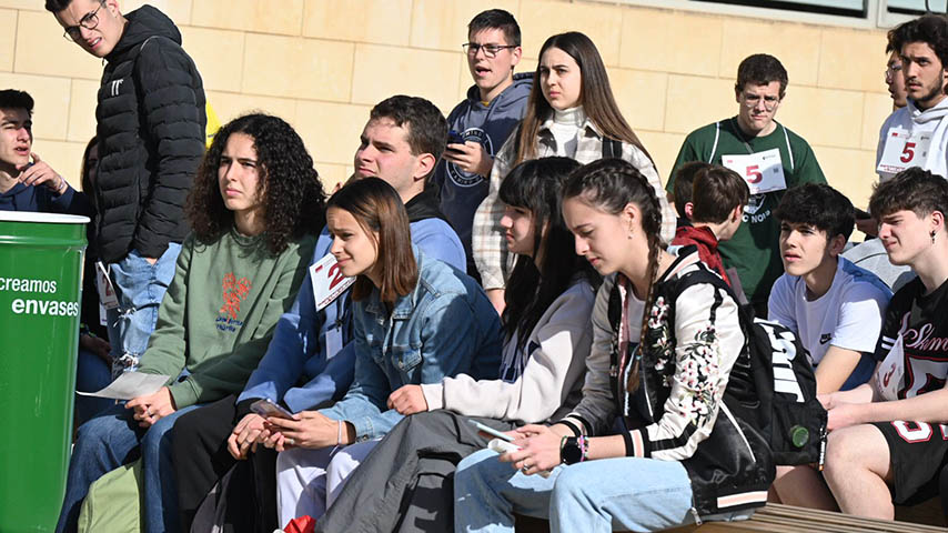 Un grupo de estudiantes preuniversitarios participan en la gymkana del evento UCLM Abierta