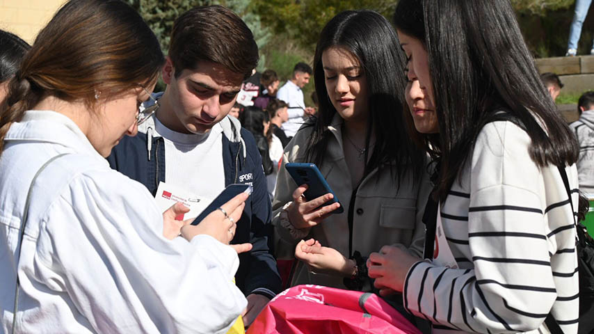 Un grupo de estudiantes participa en la gymkana del UCLM Abierta