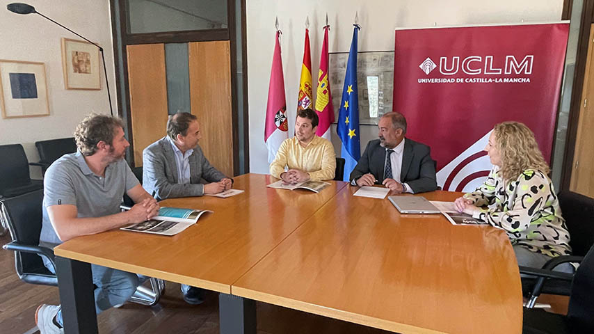 Responsables del aula FNCLM-UCLM con el rector.
